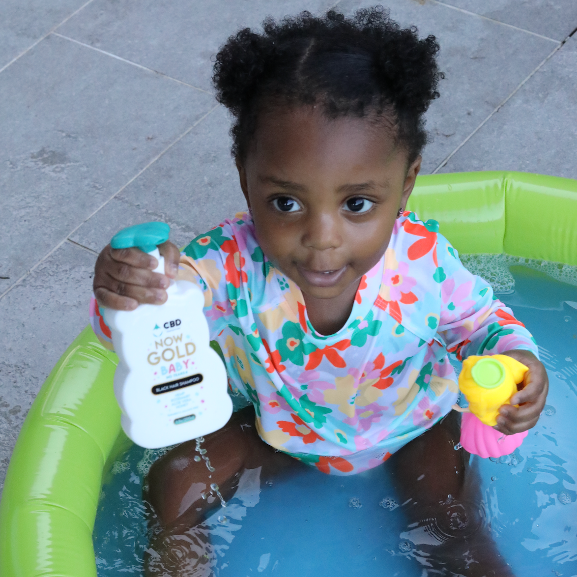 Shampoing pour bébé, cheveux foncés
