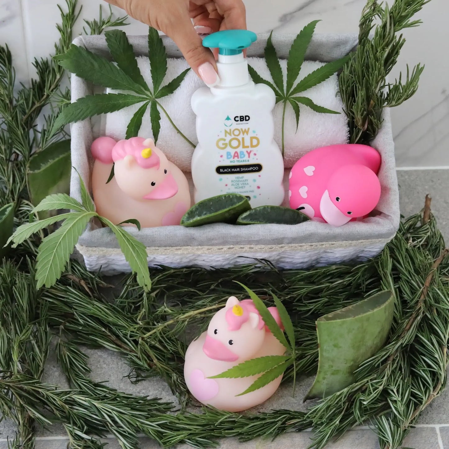 Shampoing pour bébé, cheveux foncés