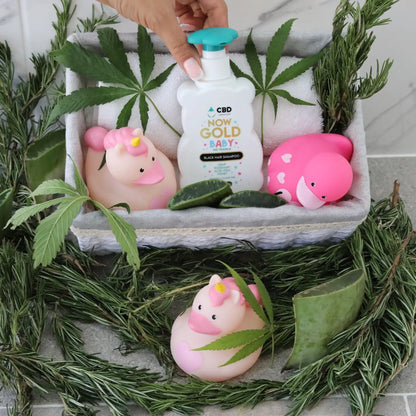 Shampoing pour bébé, cheveux foncés